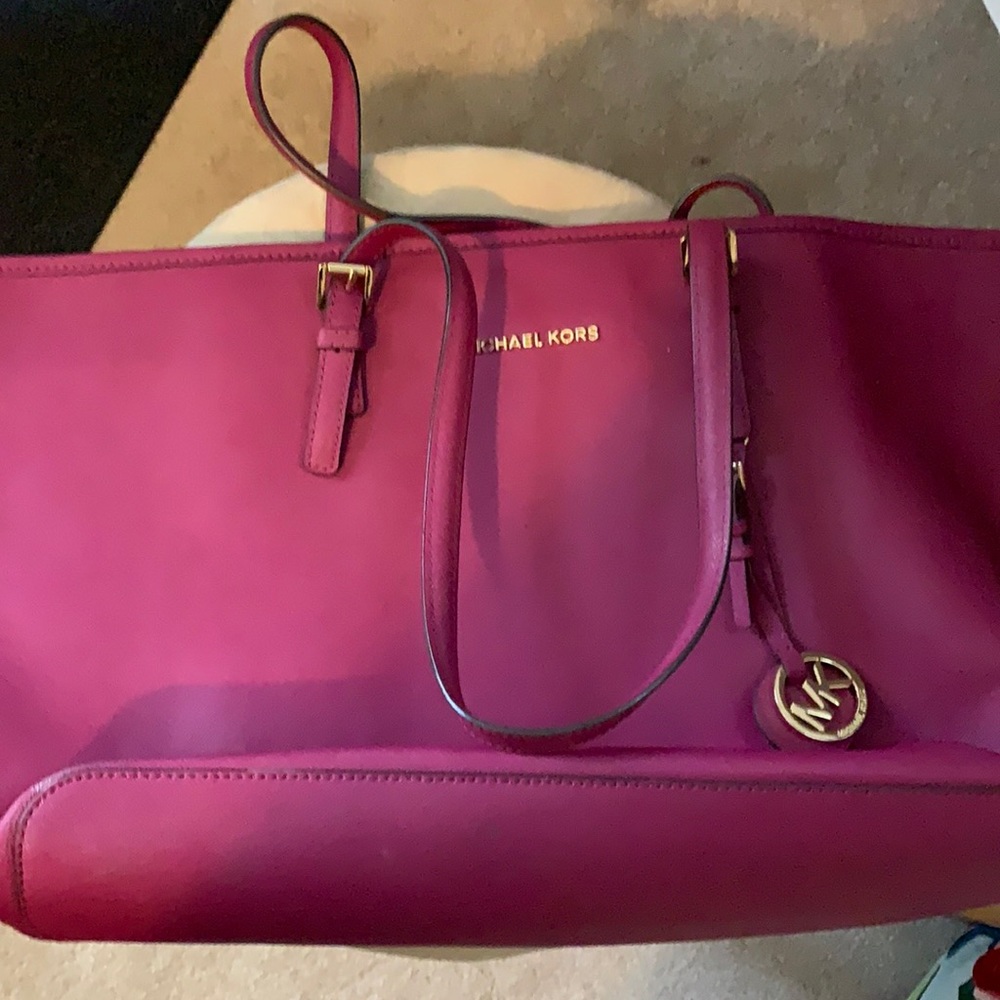 Magenta Michael Kor’s tote bag / work bag